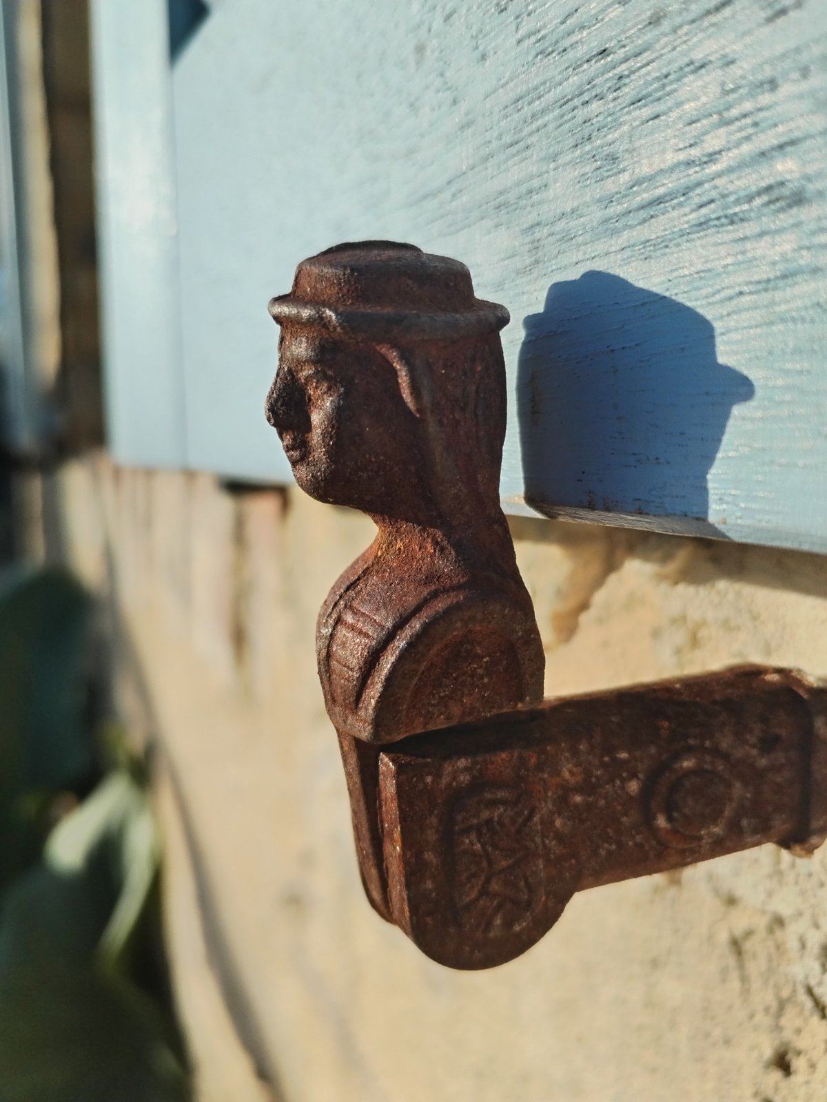 Pilier en pierre et portail, entretien extérieur