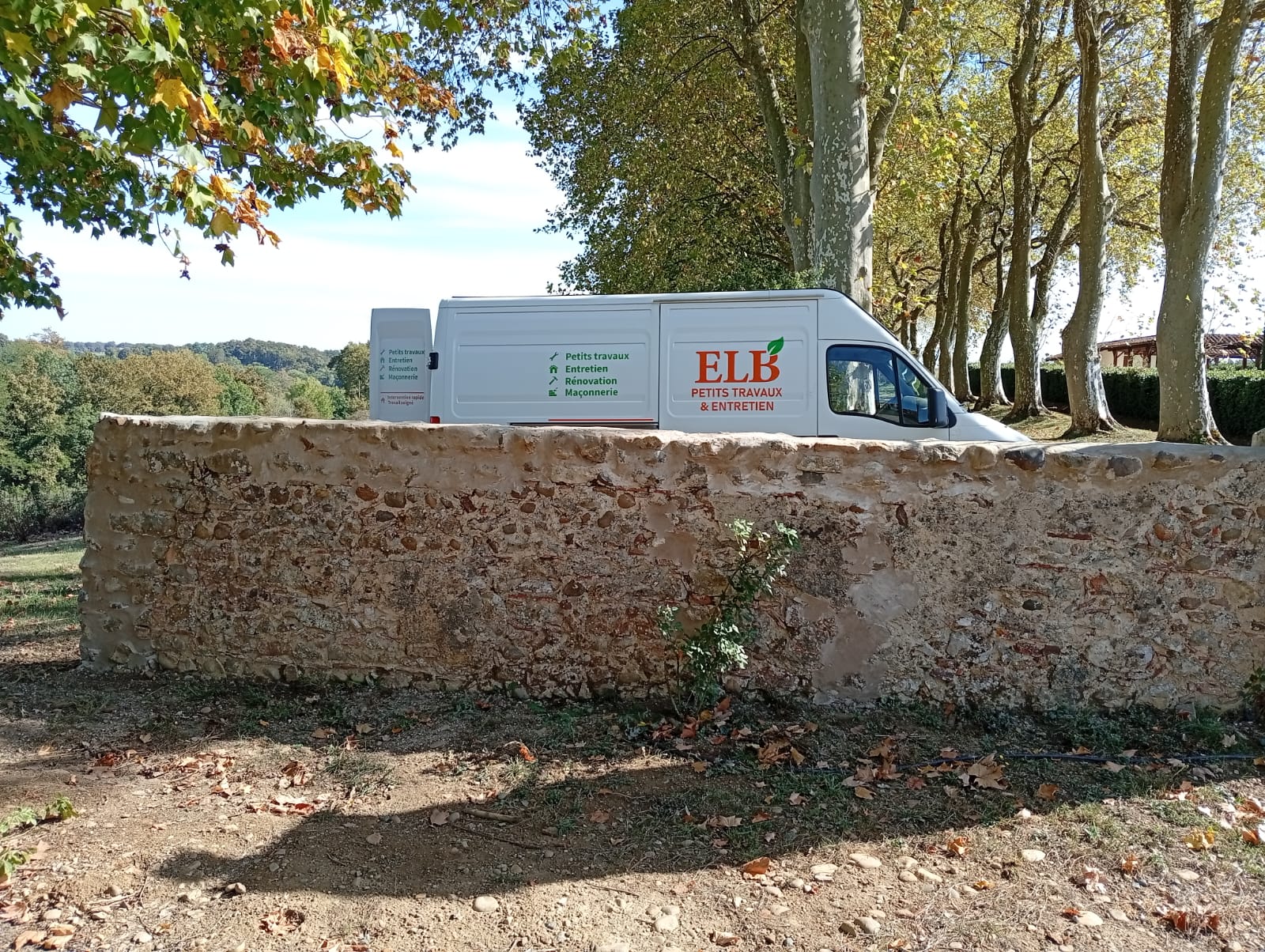Camion ELB devant un mur ancien