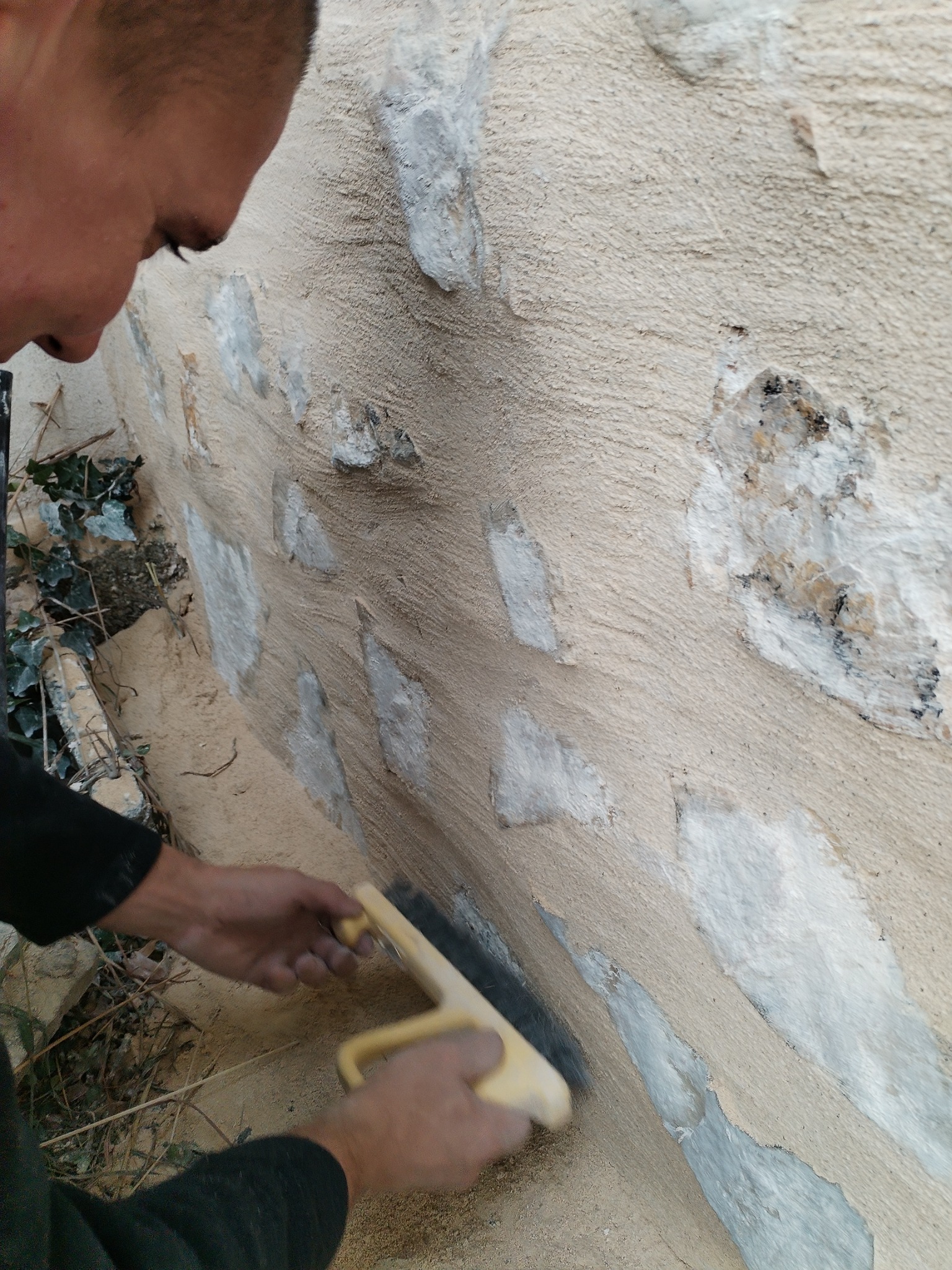 Travail de finition sur mur en pierre